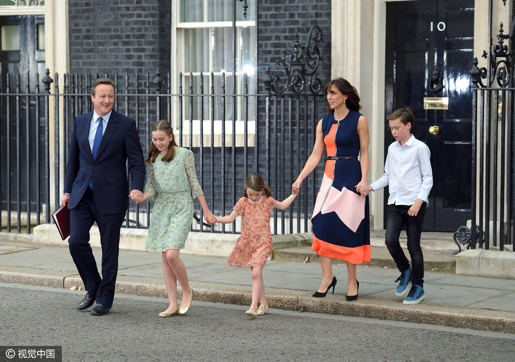 当地时间2016年7月13日，英国伦敦，英国首相卡梅伦与夫人及三个孩子一同告别唐宁街十号。卡梅伦发表告别演讲，并与家人一起拥抱、合影。