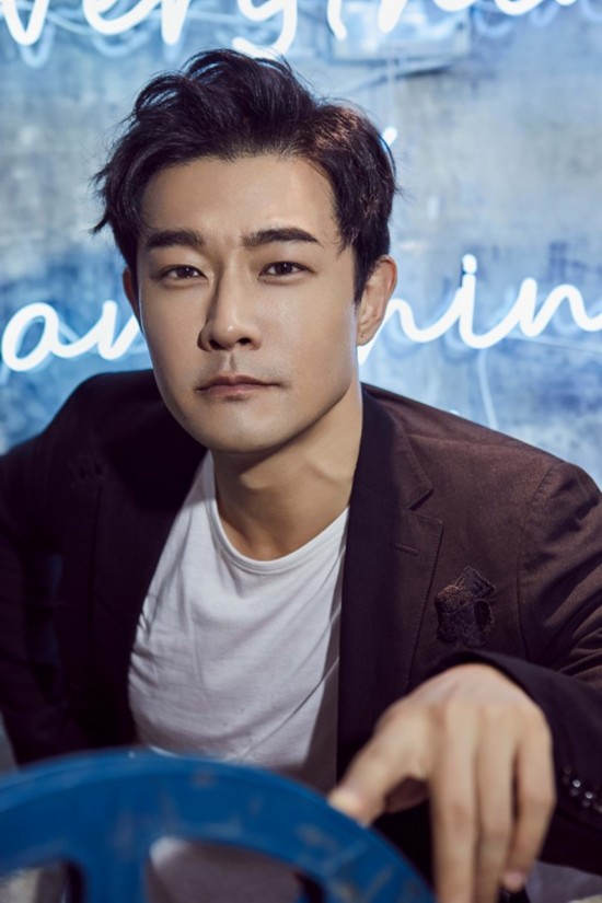 黄维德幕后写真曝光 放映室变"俏皮熟男"