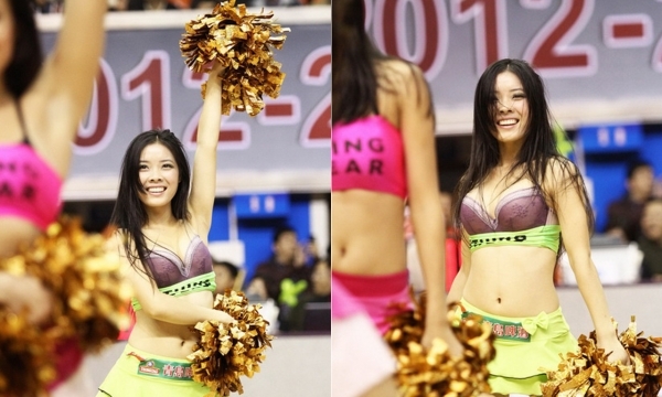 球宝贝在热舞助阵时抹胸不慎滑落，无奈仅穿内衣上阵，胸前风光一览无遗。