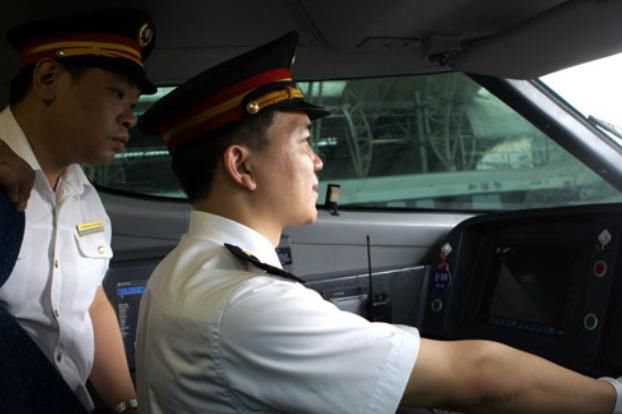 高铁司机的工资到底有多少呢?曝光真实工资,让