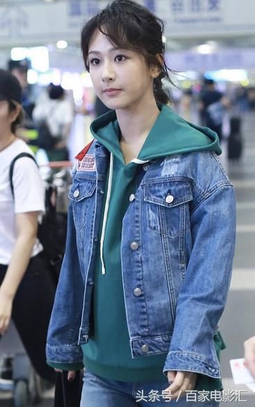 杨紫现身机场,粉丝为拍照撞上柱子,杨紫看到笑
