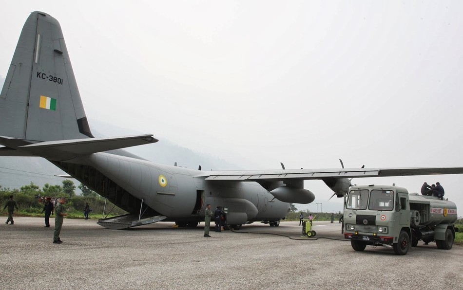 美制C-130大力神运输机准备出动。按说C-130是非常可靠的运输机，不过三哥玩的不是很好，大约在此次救灾一年后就摔了一架全新的C-130J“超级大力神”运输机，是不是美国货到了印度有点水土不服？