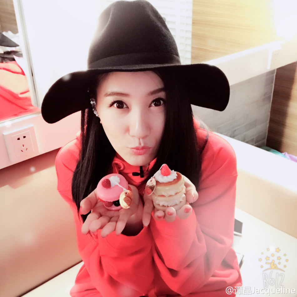 张大大送新年礼 谭晶捧蛋糕嘟嘴显少女心