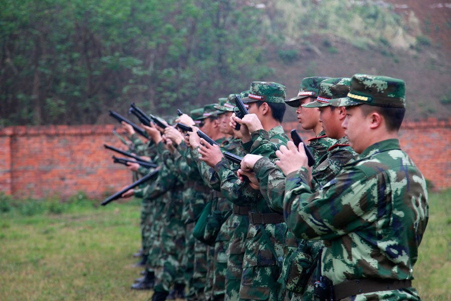 武警战士使用77式手枪射击。