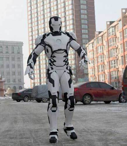 吉林省挖掘车司机马强设计和制作了这套“钢铁侠”套装。