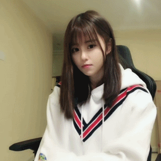 不得不说韦神女友蜜蜂仔很低调,一直默默的陪伴在韦神身边.