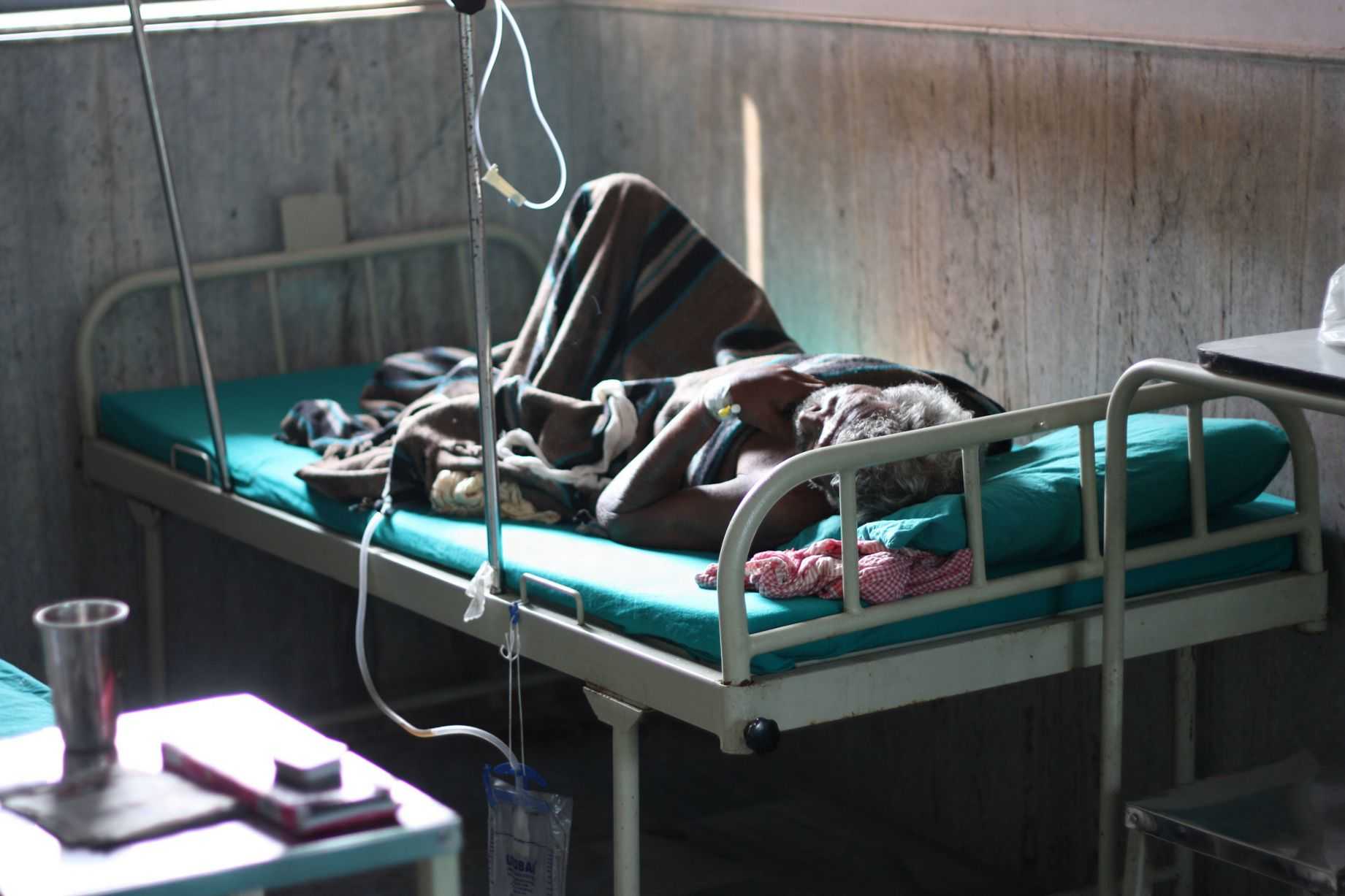 图为一名躺在床上的患者.