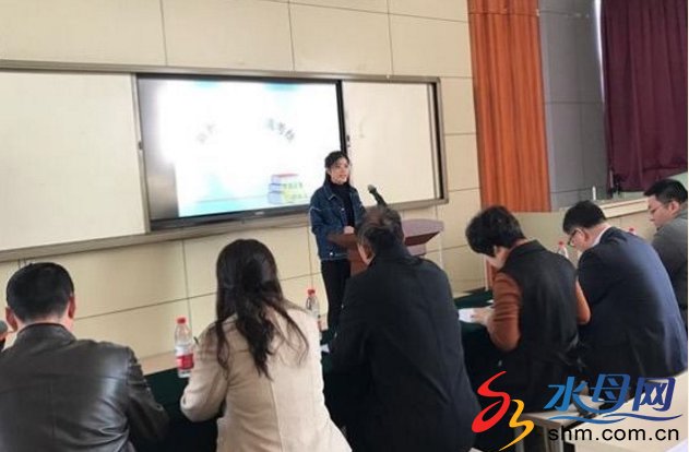开发区第一小学举行新教师述职报告会
