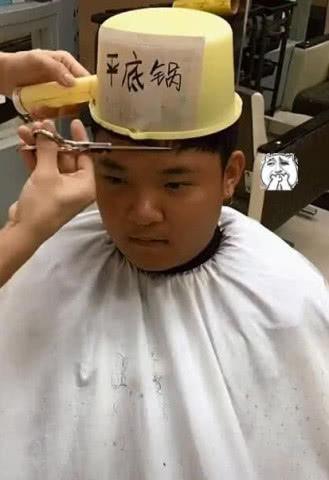 小胖哥表白被拒,去理发店做帅气发型,顶着平底