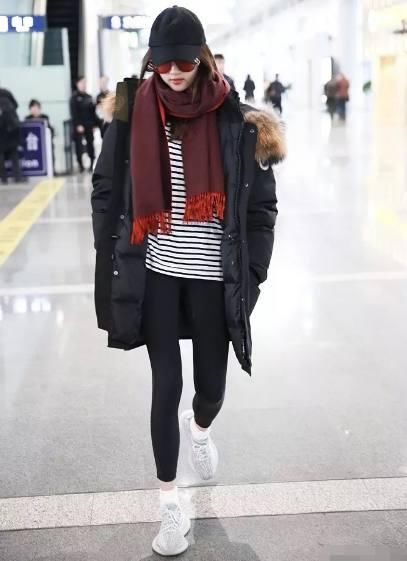 关晓彤机场街拍又美回来了?棉服黑白搭连鹿晗