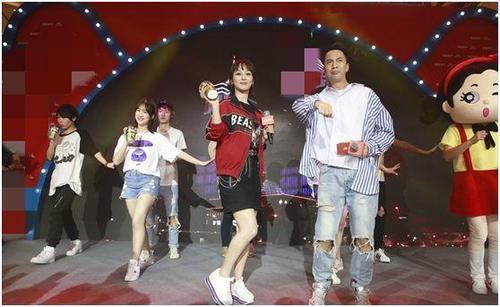 167杨紫穿短裙秀大长腿,效果不佳,网友:是鞋底