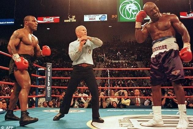 当年被泰森咬掉耳朵,霍利菲尔德为何不生气?听霍老自己怎么说