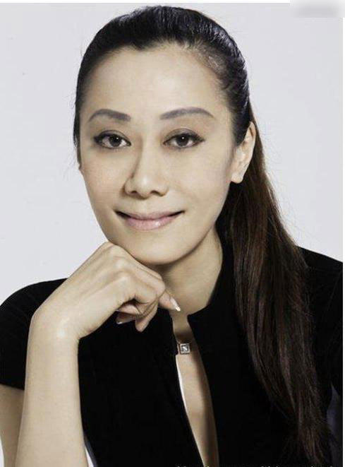 身材好,也很有气质。只是后来淡出影视圈,做起了设计师和培训等方面的事业,很少在娱乐圈曝光。