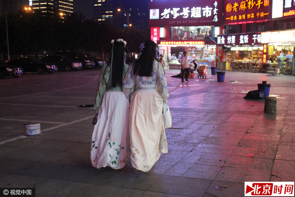 图为穿着汉服行走在街头的女孩。