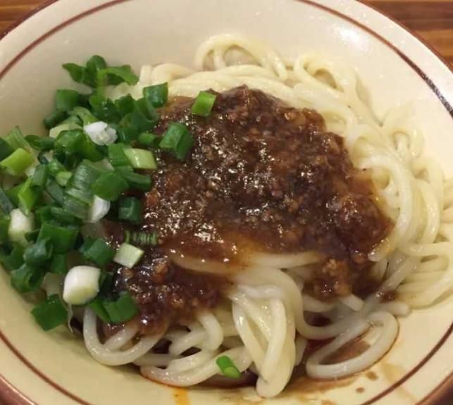四川成都春熙路附近的美食小吃一条街,旅游的
