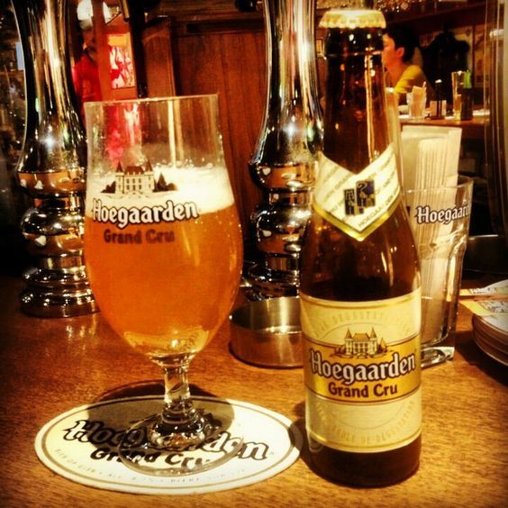 5.豪格登特级啤酒(Hoegraarden Grand Cru)这款白啤酒本来就以清爽带微酸(酿造时添加陈皮)闻名,口感上比较复杂,一口喝下去先酸、后苦,接着是回味时的甘甜。通常是酒场老司机会比较偏爱的一款,不过8.5度的酒精度也不千万不容小觑。