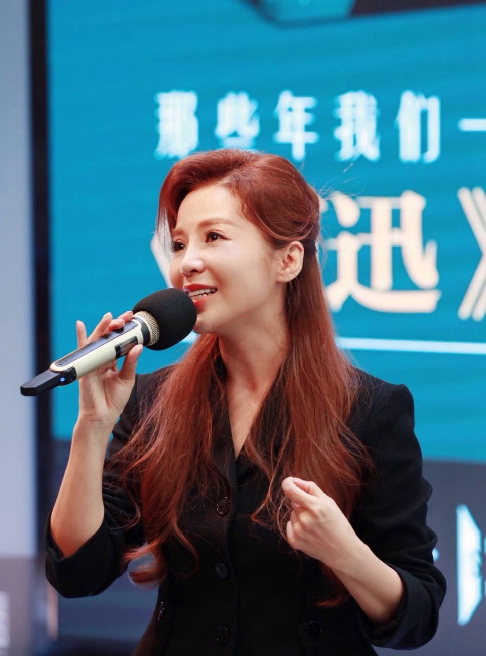 央视主持人朱迅太潮了,染黄发穿波点裙优雅减龄,哪像45岁?