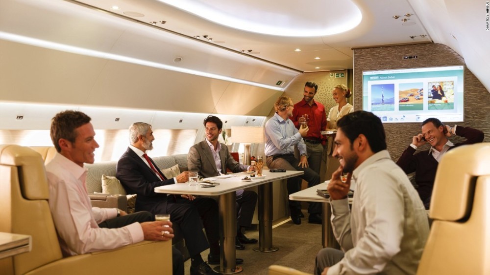 纯金配件飞机
美国CNN曾报道一款极尽奢华的喷气式飞机：空中客车A330。该飞机专供高端客户，配备数个五星级标准的总统套房，造价高达1.6亿英镑（约合14亿人民币）。这架飞机的家具和配件许多都是实心纯金材质，给飞机增加了300千克的重量，甚至还有一个房间可以停放跑车。