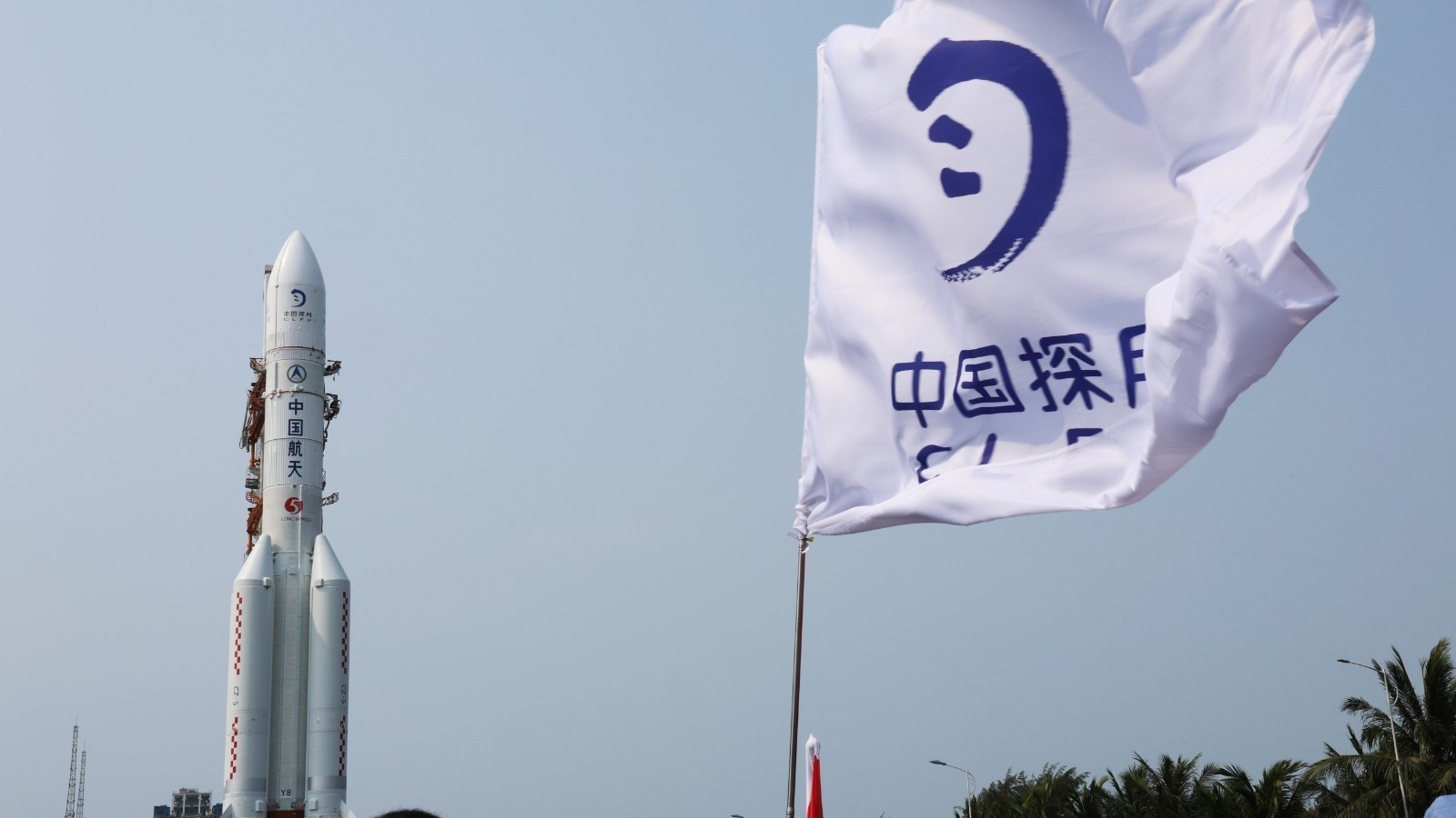 嫦娥六号任务器箭组合体完成垂直转运 计划5月初择机发射 嫦娥六号任务器箭组合体完成垂直转运 计划5月初择机发射