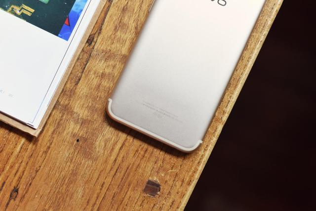 在主摄像头方面,vivo x9s配备一枚主流的1600w像素的摄像头,传感器