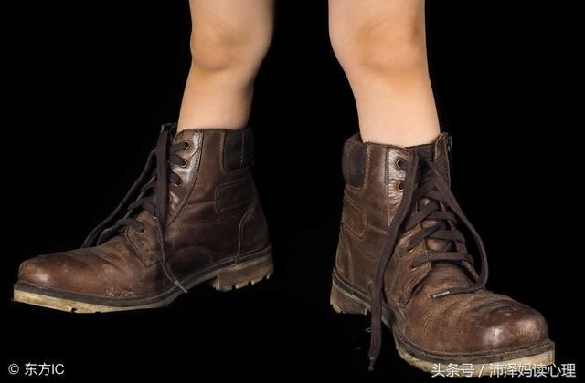 如何教2、3岁的宝宝穿鞋,才能不把鞋穿反?只需