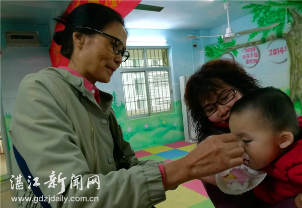 遂溪“红色轻骑兵 新春走基层”文艺小分队慰问孤儿 遂溪“红色轻骑兵 新春走基层”文艺小分队慰问孤儿