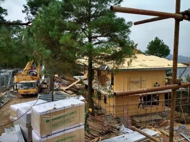 什么都阻挡不了苗族人创业,在大山里盖起了民