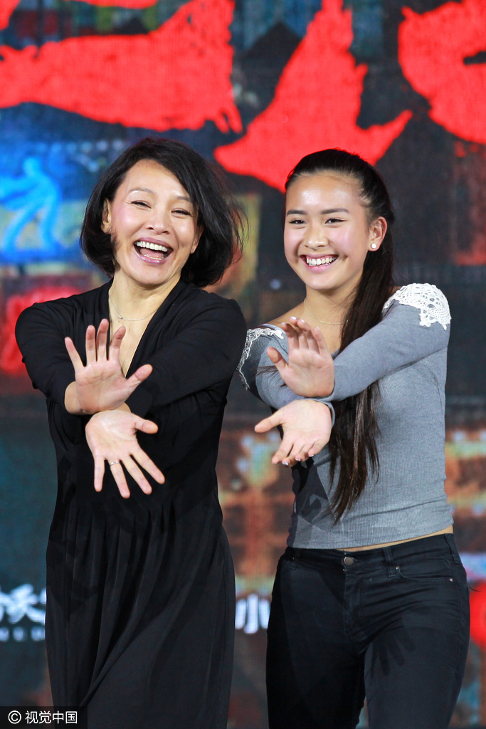 陈冲母女台上互动。