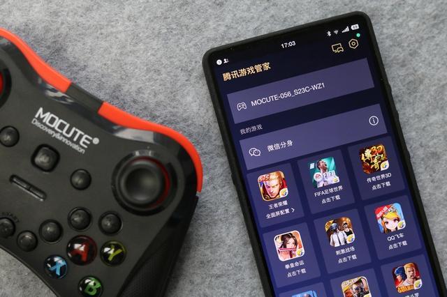 看妹子是怎么用一个手柄玩转吃鸡和开黑的