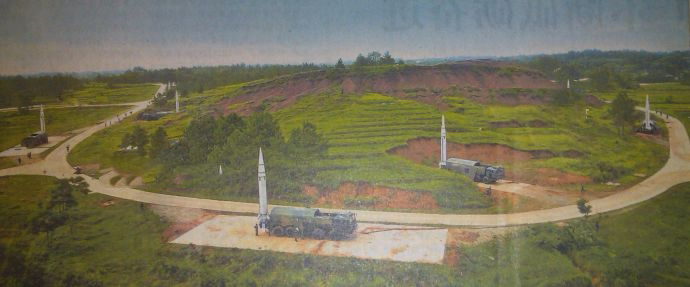 15导弹发射车同时起竖,可以对600公里内的敌军基地等重要目标进行打击