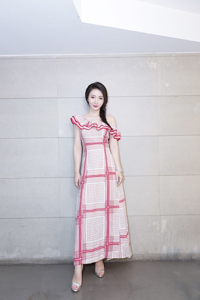 柳岩穿红白格子长裙露香肩 梳麻花辫似少女