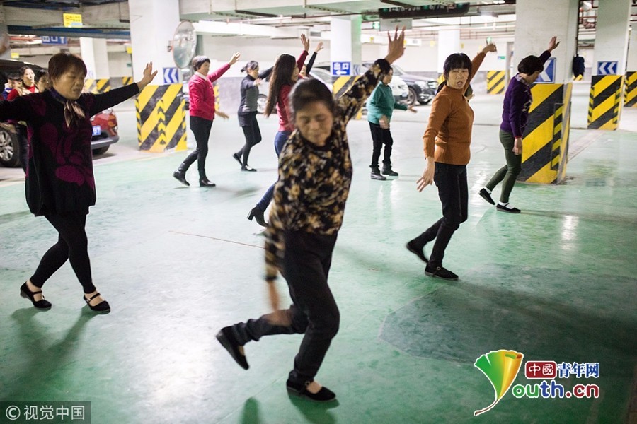 专堵出口!杭州大妈地下车库内跳广场舞
