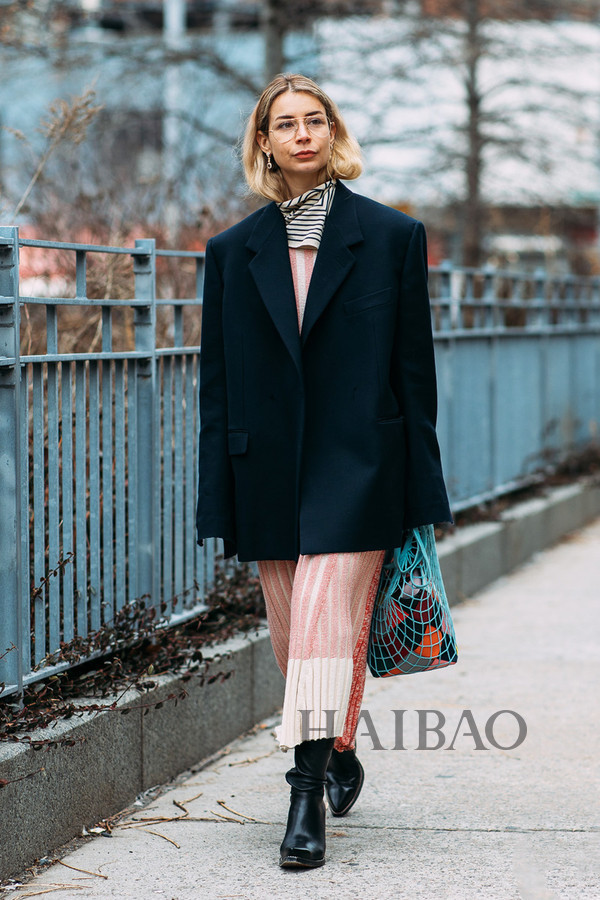 场外街拍 图片延伸阅读: 但这样的组合对西装和百褶裙的质感要求极高