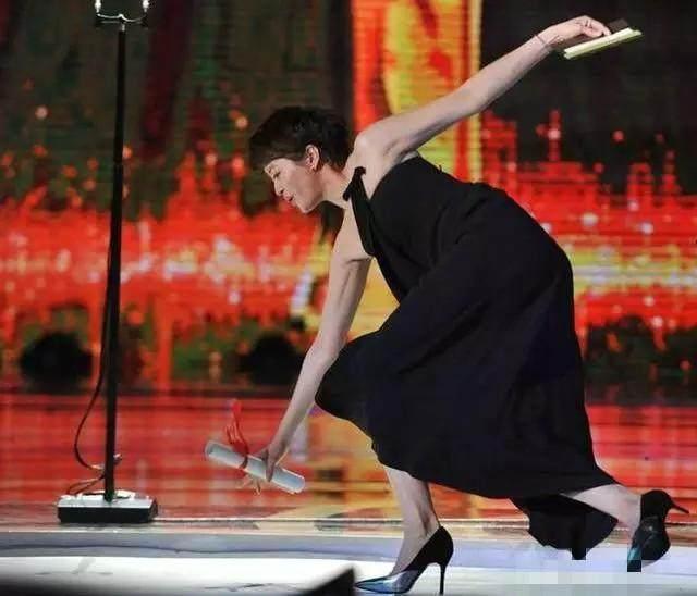 明星走路意外摔倒:范冰冰眼珠子瞪大,张馨予摔