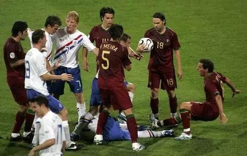 赛16黄4红!荷兰80后黄金一代与C罗的世界杯开