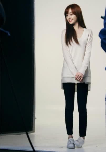 当平底女王郑爽换上高跟鞋,网友直呼:秒变气