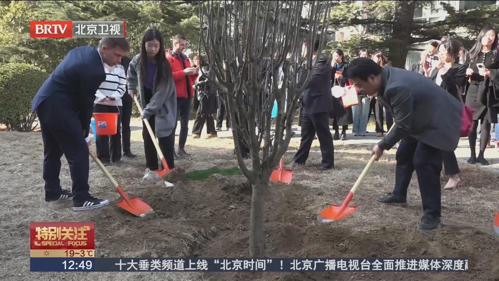 中法学子植树节共栽友谊树