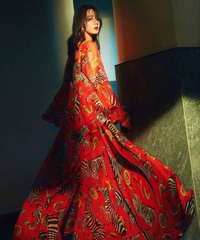 迪丽热巴一改往日甜美形象身穿大红裙出镜,真