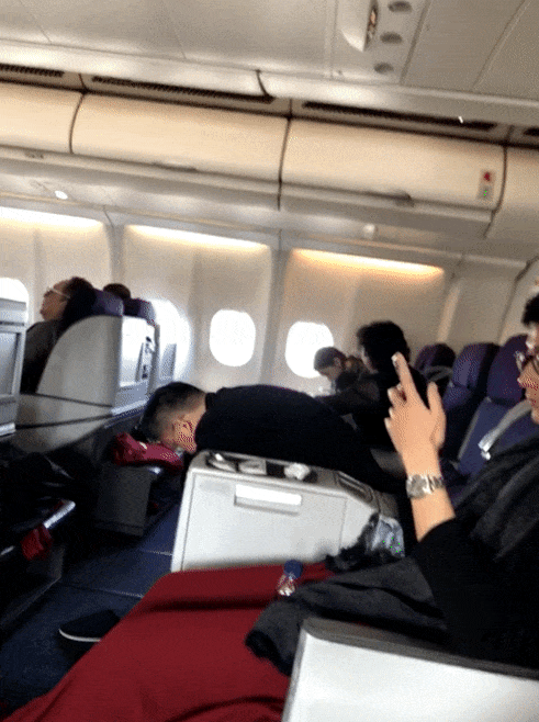 网友偶遇Baby带小海绵坐飞机 照顾儿子很细致