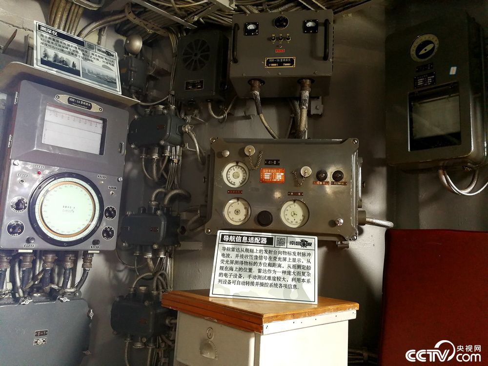 南昌舰长132米、宽12.8米，舰上共有大小240个舱室。为了方便游客参观，南昌舰上设置了400多个指示牌。（记者 袁育堃 报道）
