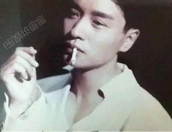 香港影片中抽烟的男明星,周润发大哥范儿,张国