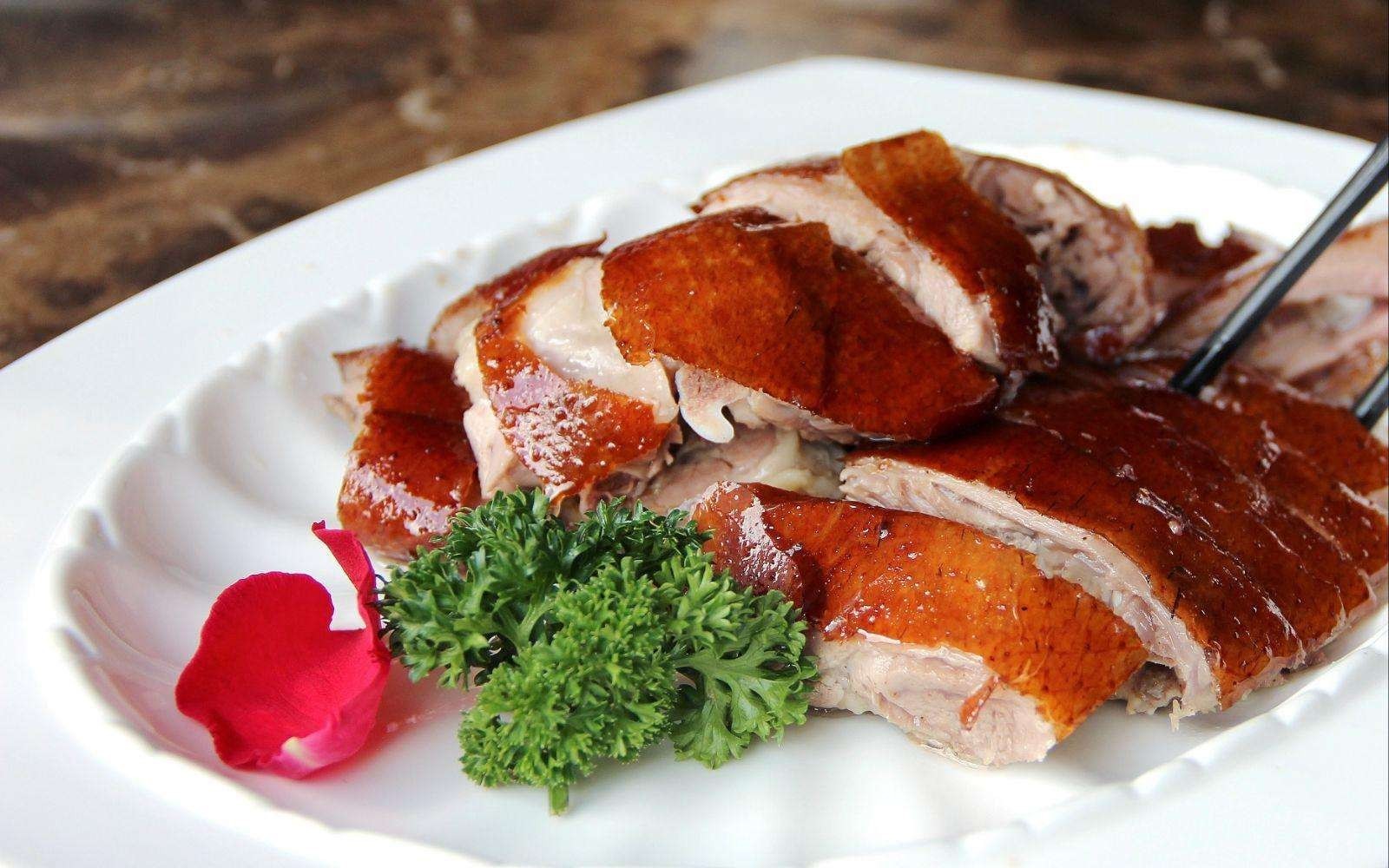 粤菜系里分支众多的一道传统美食——烧鹅