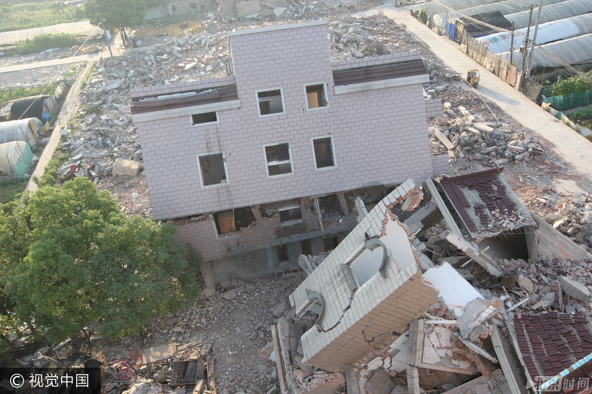 随着杭州城中村五年攻坚行动的启动，今年，杭州主城区要完成22个城中村的改造，全年计划征迁21633户，攻坚战场将从主城区向萧山、余杭、富阳3区和4县（市）延伸，力争2到3年内提前完成城中村改造征迁工作。 眼下，各城中村拆迁正如火如荼。