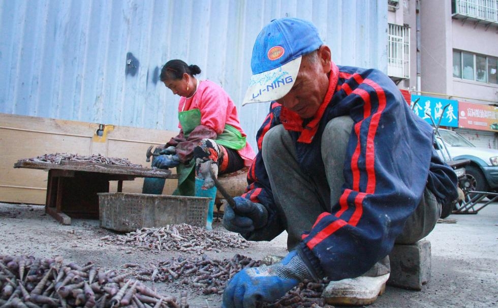 夫妻每天4把锤砸千余斤钉螺 月入2万元 夫妻每天4把锤砸千余斤钉螺 月入2万元