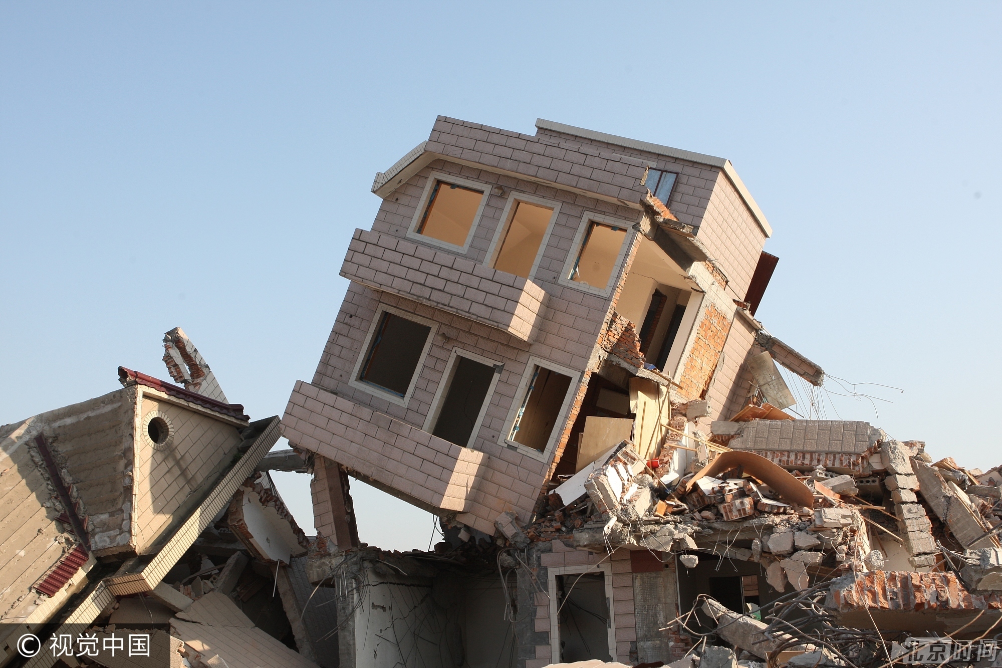 2017年5月29日，杭州一城中村拆迁工地的废墟中，一栋三层楼，一楼几乎“连根”断掉，整栋楼倾倒后，二三层楼依然完好，犹如艺术品。