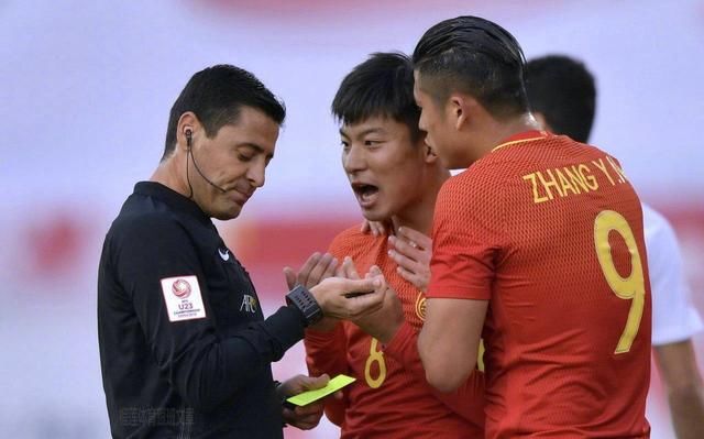 中国队在本国被伊朗裁判黑出局!这种奇耻大辱