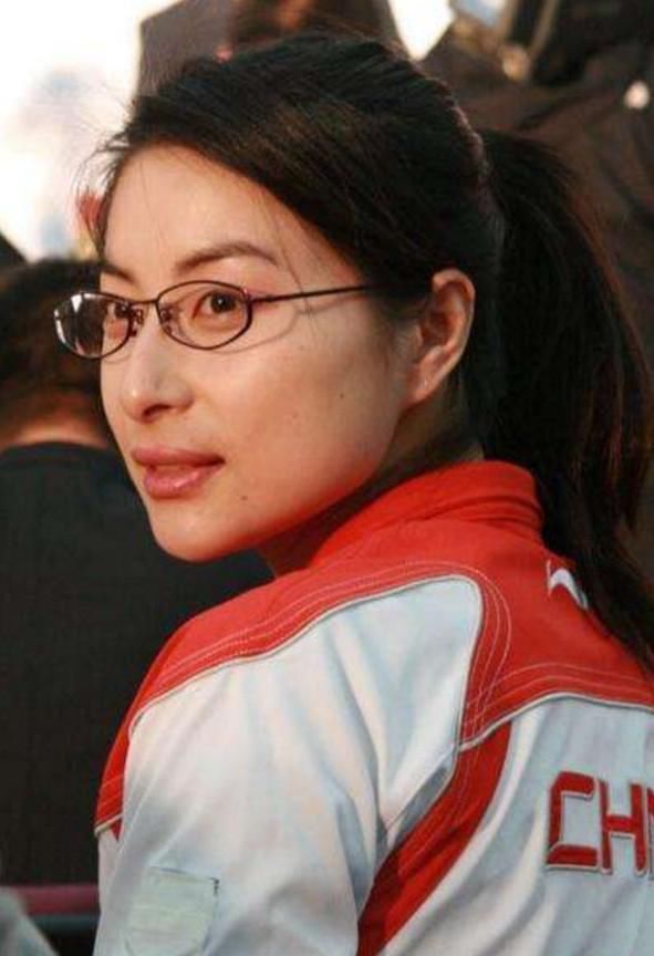 郭晶晶才37岁,双眼曾接近失明,原因让人敬佩!