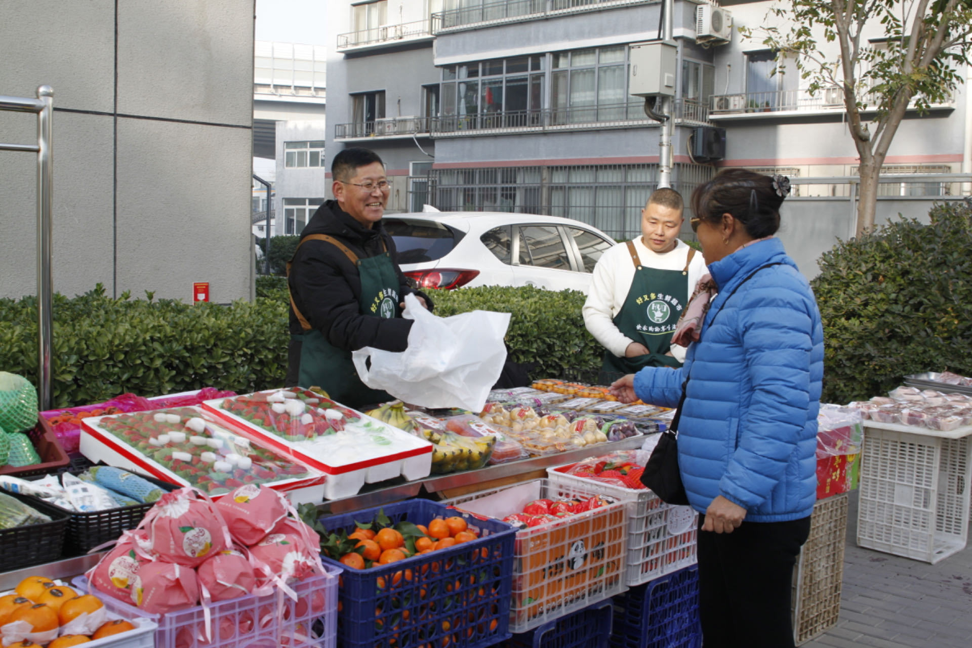 解决买菜难!这辆“超长待机”的便民蔬菜车进了社区 解决买菜难!这辆“超长待机”的便民蔬菜车进了社区
