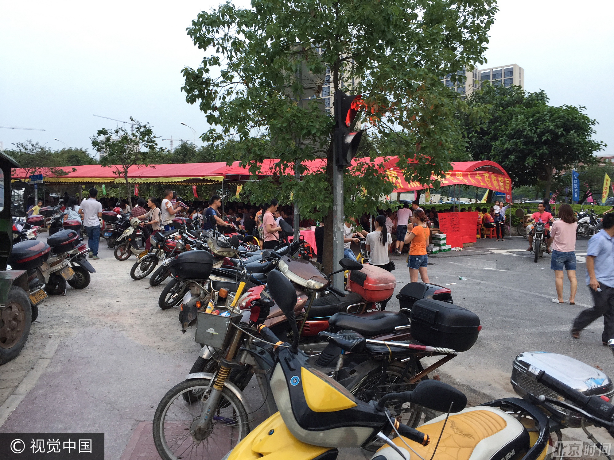 广州番禺区大石大山村每逢端午节都会短暂封路摆上九百多围龙船饭庆祝端午节!节日气氛浓厚,村民们其乐融融!