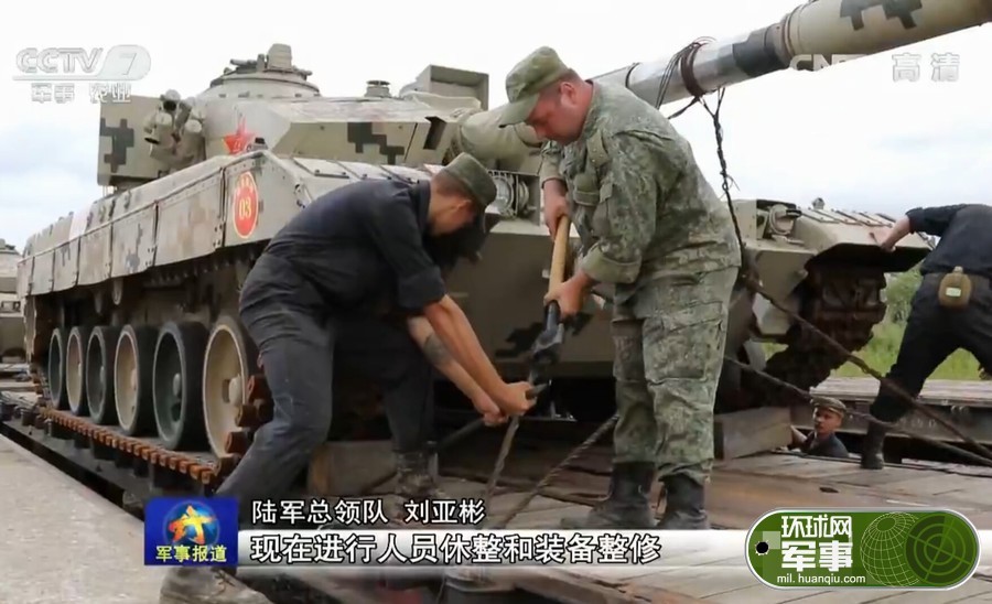 中国参赛队员对坦克进行装备整修